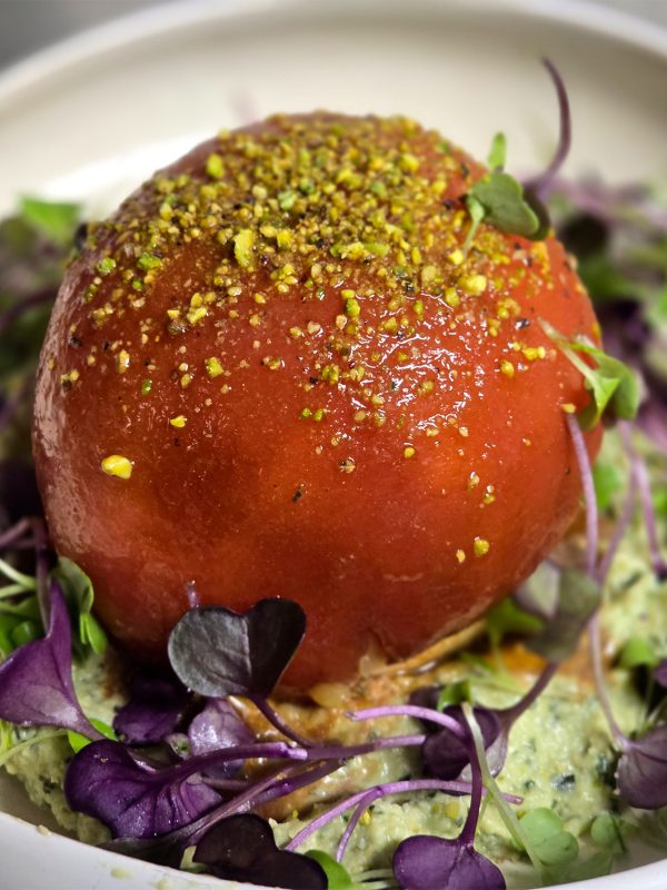 Tomate y Burrata Tomate osmotizado en aove y modena, relleno de pesto casero, y queso burrata